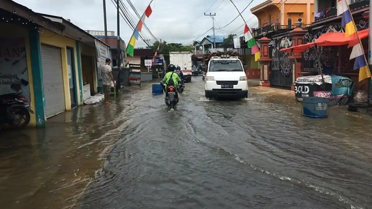 Cuaca Ekstrem, Sungai Mulai Meluap Genangi Jalan, Beberapa Daerah Ini Waspada Kiriman Banjir