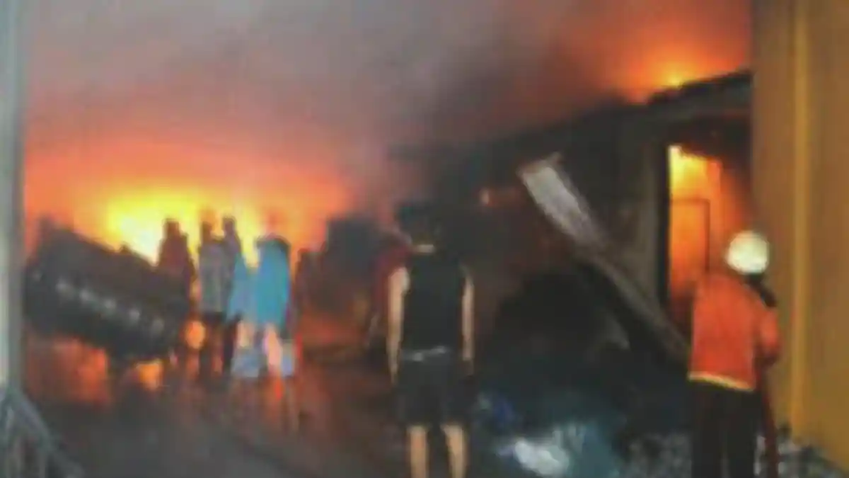 Toko Bangunan di Jombang Ludes Terbakar