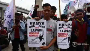 Massa-yang-tergabung-dalam-Aliansi-Buruh-Outsorcing-Serikat-Pekerjadfds.jpg