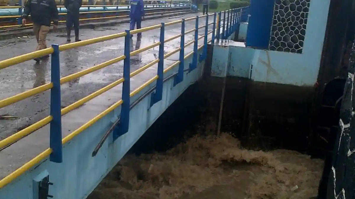 Status Bendung Bekasi Naik Jadi Awas, Air Bah Ancam Warga