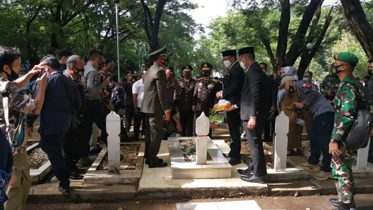 Tabur Bunga di Makam Pahlawan, Gubernur Nurdin Abdullah Serukan Hargai Pahlawan