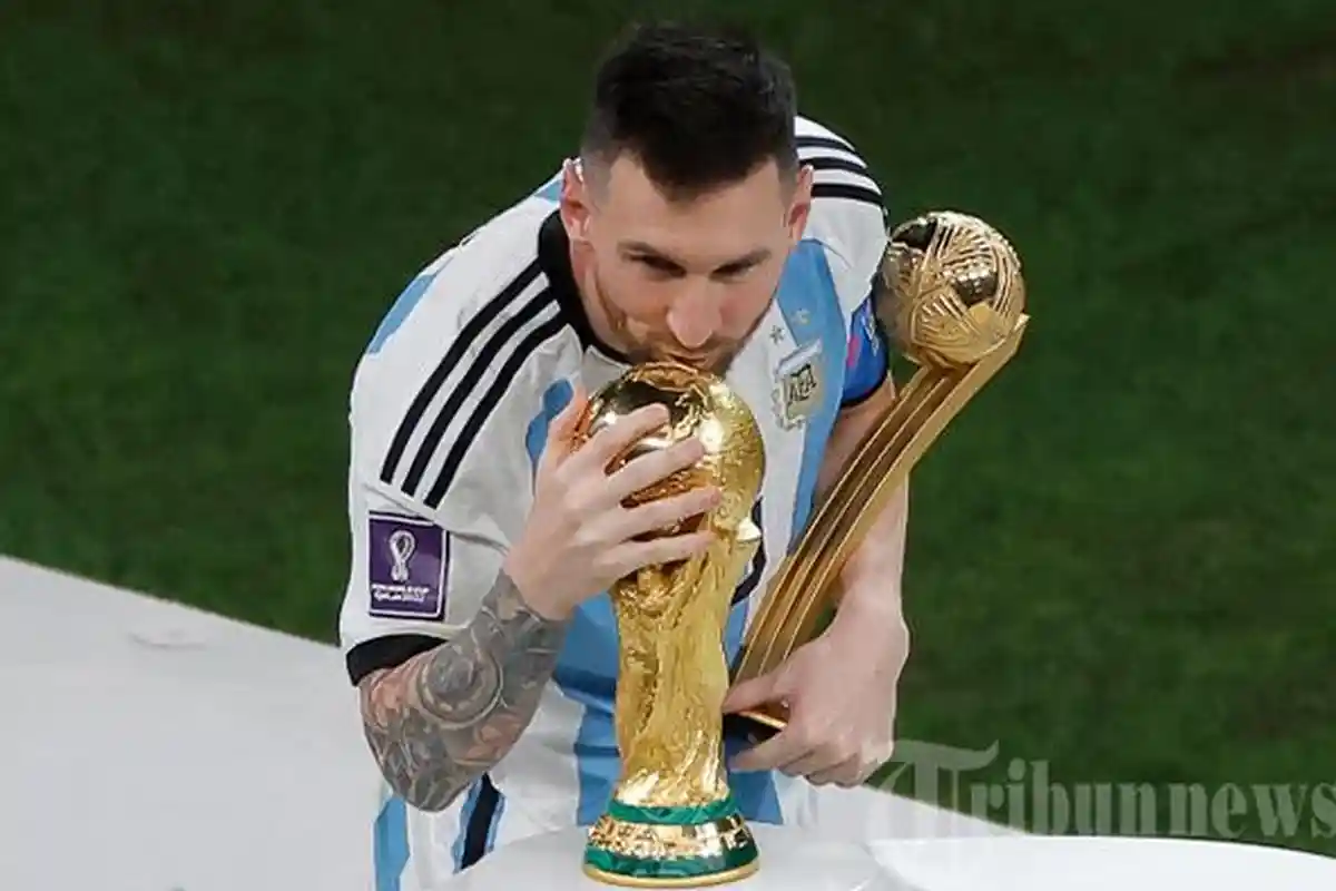Lionel Messi Cs Bawa Pulang Replika Trofi Piala Dunia yang Terbuat dari Perunggu Berlapis Emas
