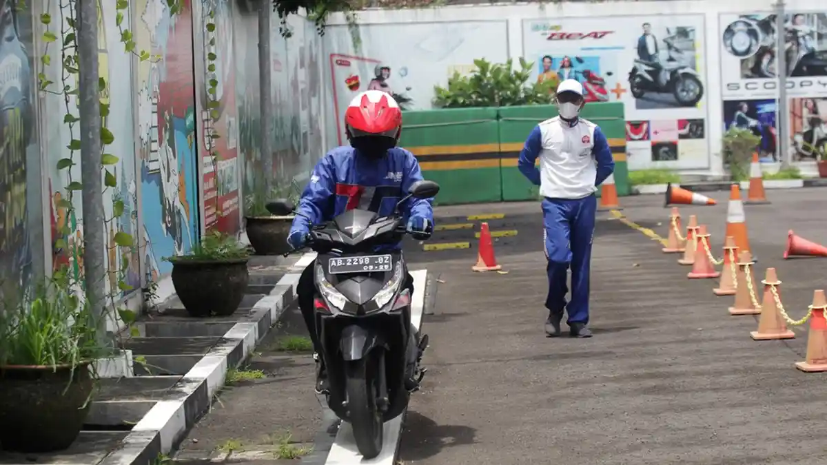 JNE Yogyakarta Galakkan Anti-Narkoba dan Safety Riding