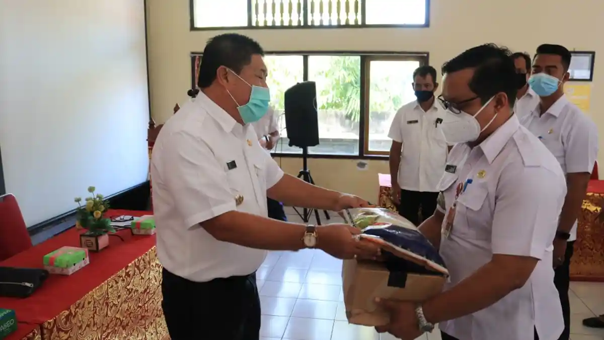 Bupati Artha Salurkan Bantuan Jaringan Pengaman Sosial Tahap III