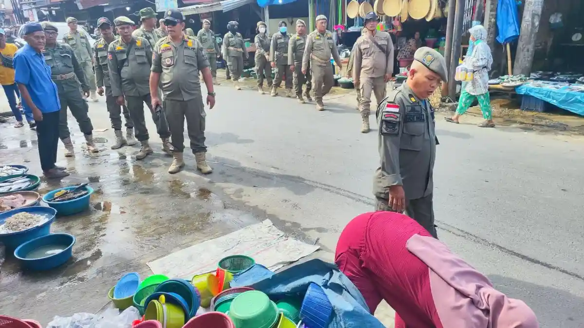 Satpol PP Deliserdang Tertibkan Pedagang Kaki Lima di Sekitar Kecamatan Batangkuis