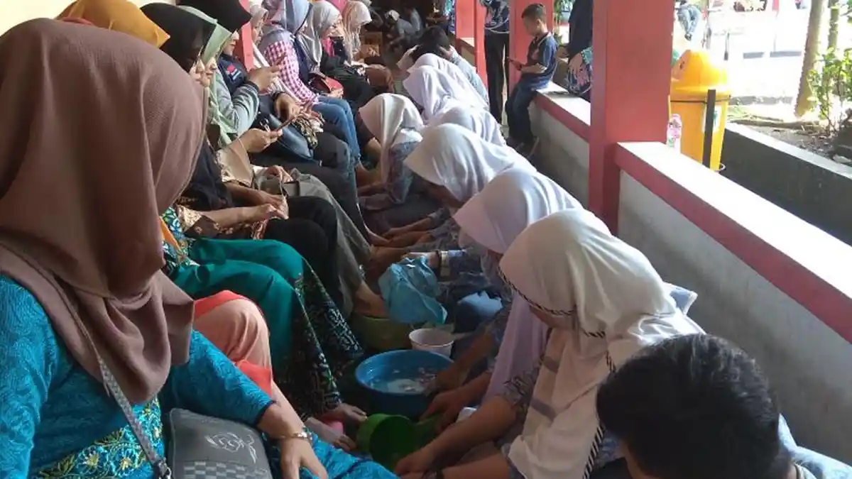 HARU, Siswa-siswi SMAN 15 Semarang Mencuci Kaki Orangtuanya Jelang UNBK