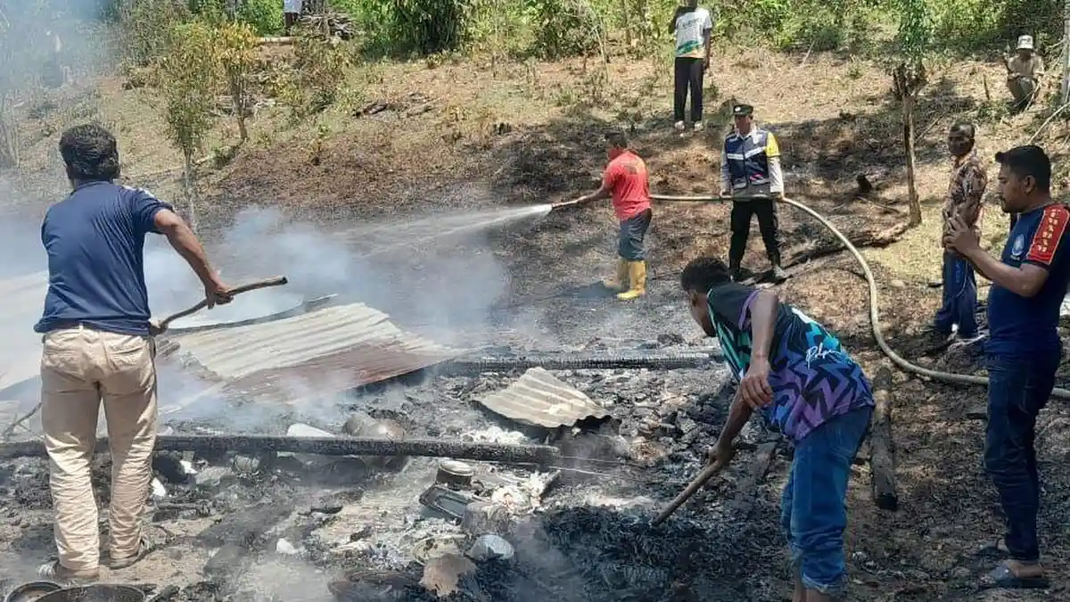Lagi Memasak, Api Menyambar Rumah Warga Pide Jaya hingga Ludes Terbakar