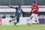 Laju Makan Konate Dihadang Ricky Fadjrin