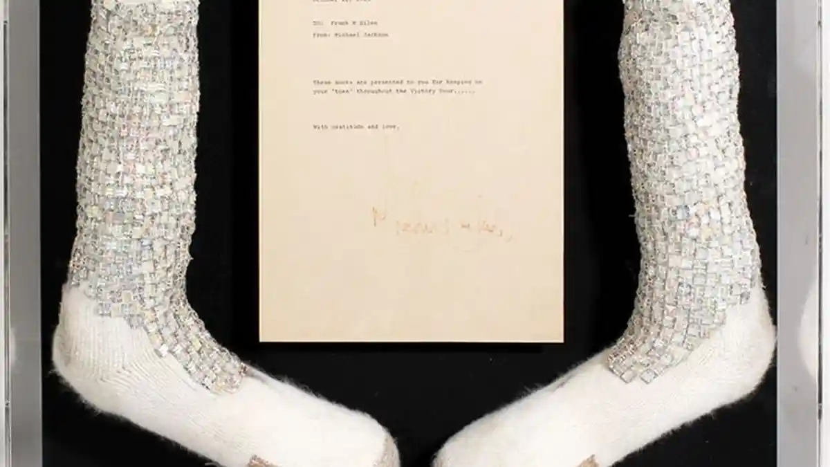 Waw, Kaos Kaki Kristal Milik Michael Jackson Dilelang dengan Harga Rp 28 Miliar