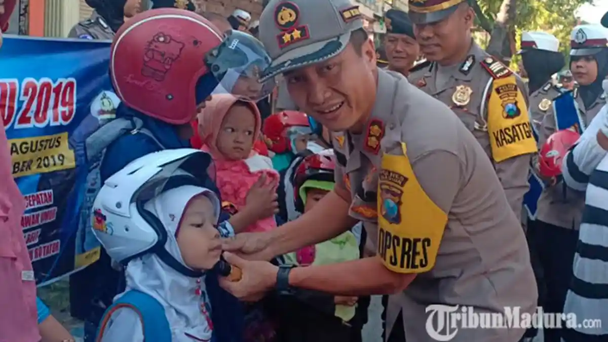 Hari Ketujuh Operasi Patuh Semeru 2019, Satlantas Polres Madiun Bagi-Bagi Helm SNI kepada Pengendara