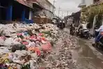 Sampah-menumpuk-penuhi-jalan-hingga-bikin-macet.jpg