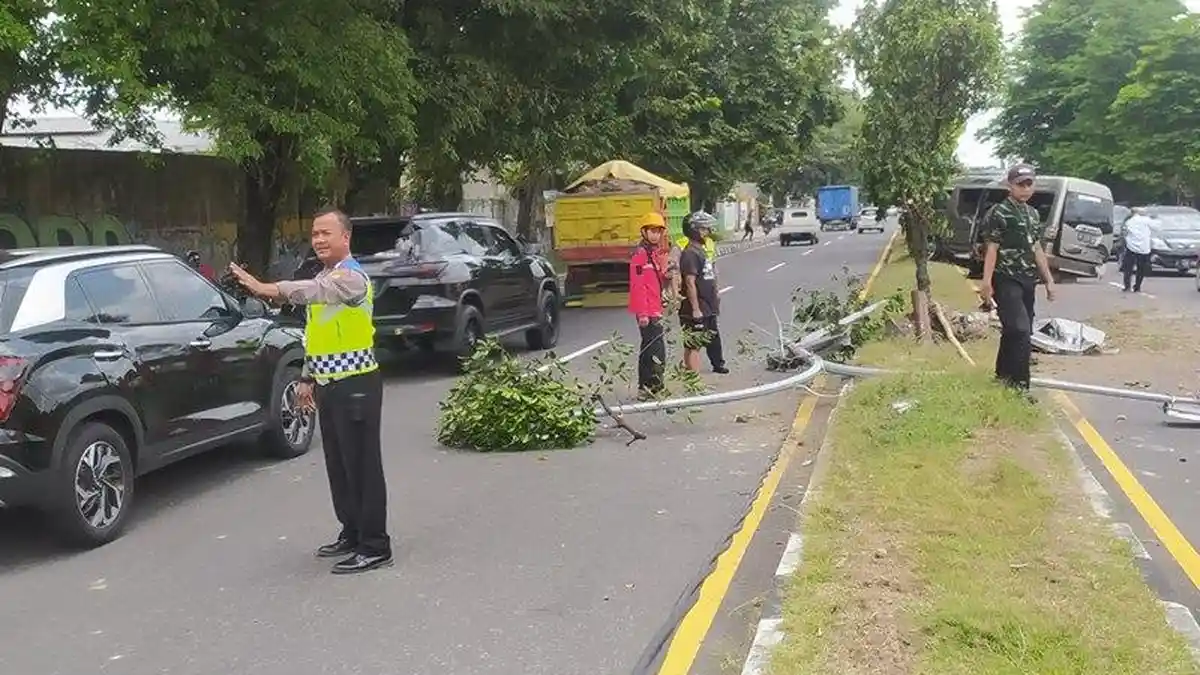 BREAKING NEWS: Pecah Ban, Minibus Loncat Jalur dan Tabrak Tiang Lampu di Ringroad Gamping, 3 Terluka
