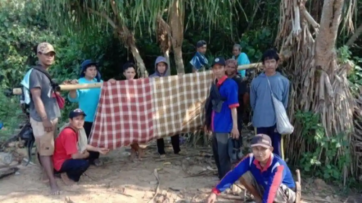 Warga Sakit Ditandu 16 Km, Desa Way Haru Pesisir Barat Puluhan Tahun Terisolasi