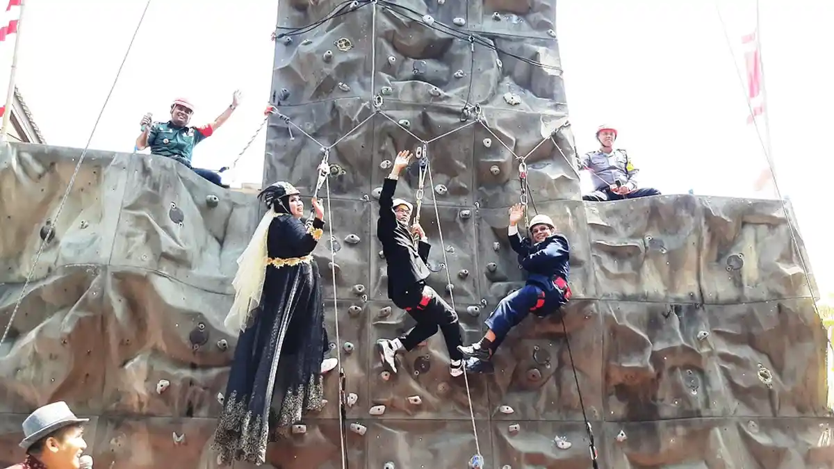 Uniknya Pernikahan di Magelang, Pasangan Menikah dengan Cara Memanjat Dinding atau Wall Climbing
