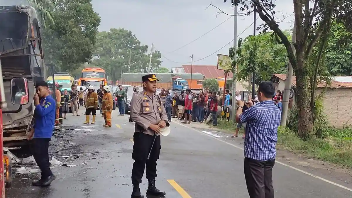Bus Paradep Terbakar di Pabatu, Kapolres Tebingtinggi Turun ke Lokasi