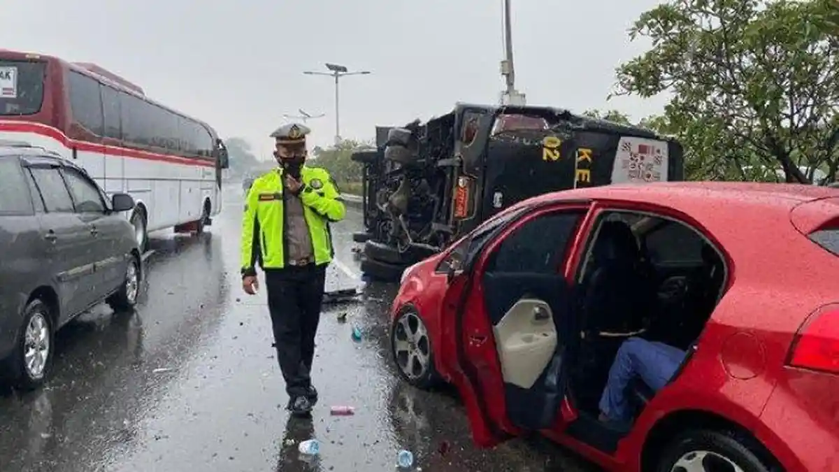 Bus Kementerian Pertahanan Terguling di Tol Jagorawi Dekat Gerbang Tol Cililitan