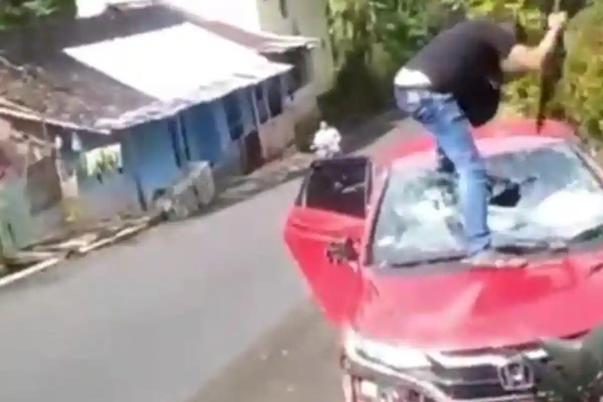 Viral Oknum Polisi di Kendal Ngamuk dan Rusak Mobil Pakai Senjata Laras Panjang