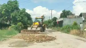Jalan-rusak-di-rusak-di-Desa-Bumidaya-Bumirestu-Palas-Lampung-Selatan-mulai-ditimbun.jpg