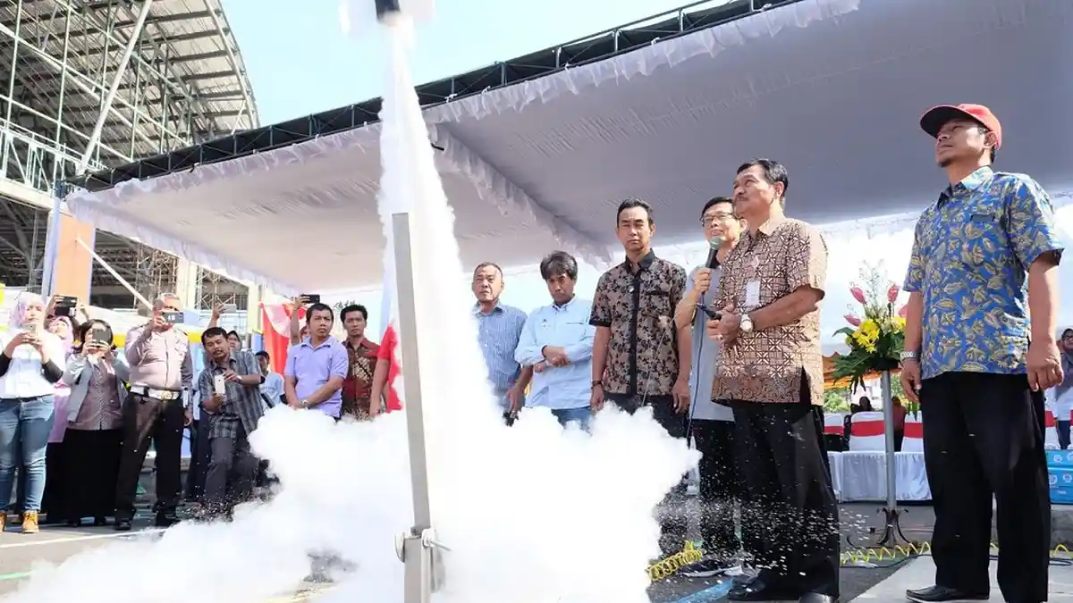 PJ Sekda Solo, Untara, Buka Kompetisi Roket Air Regional Solo 2018 di STP