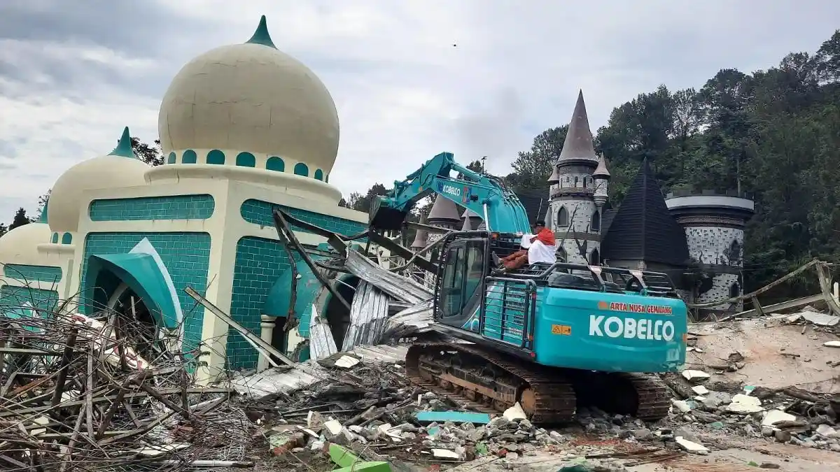 Rusuh! Warga Serbu Alat Berat yang Bongkar Hisbisc Fantasy Puncak ​​​​​​​​​​​
