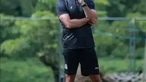 pelatih-arema-fc-ze-gomes-saat-pantau-latihan.jpg