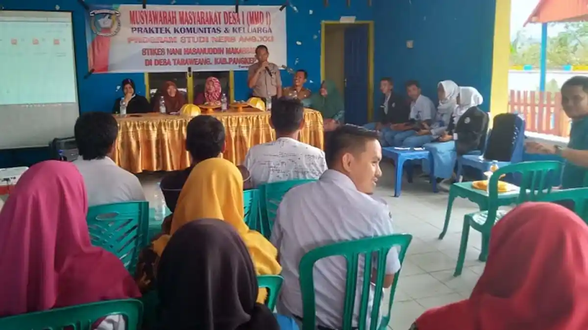 Masyarakat dan Mahasiswa KKN Stikes Nani Musyawarah di Desa Taraweang Pangkep