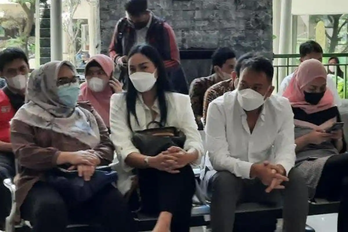 Vicky Praseto Divonis 4 Bulan Penjara, Kalina Oktarani Menangis dan Langsung Peluk Sang Suami