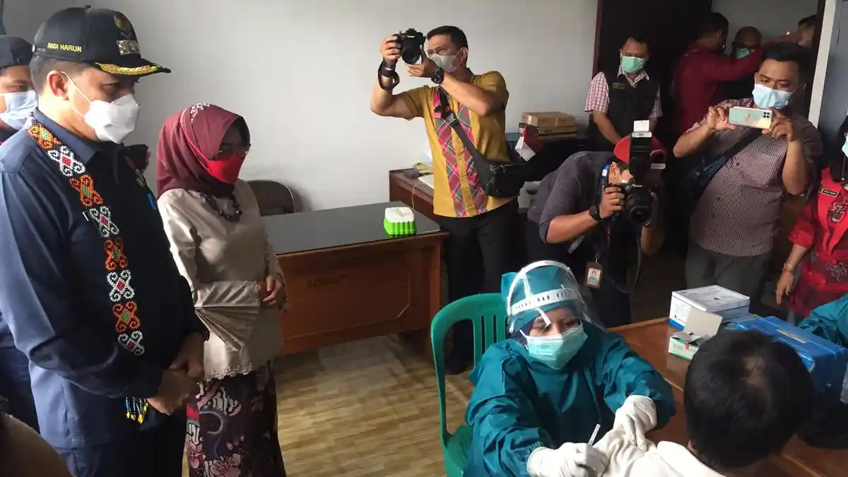 Walikota Samarinda Andi Harun Canangkan Pasar Tangguh Covid-19, 50 Pedagang Divaksin Corona