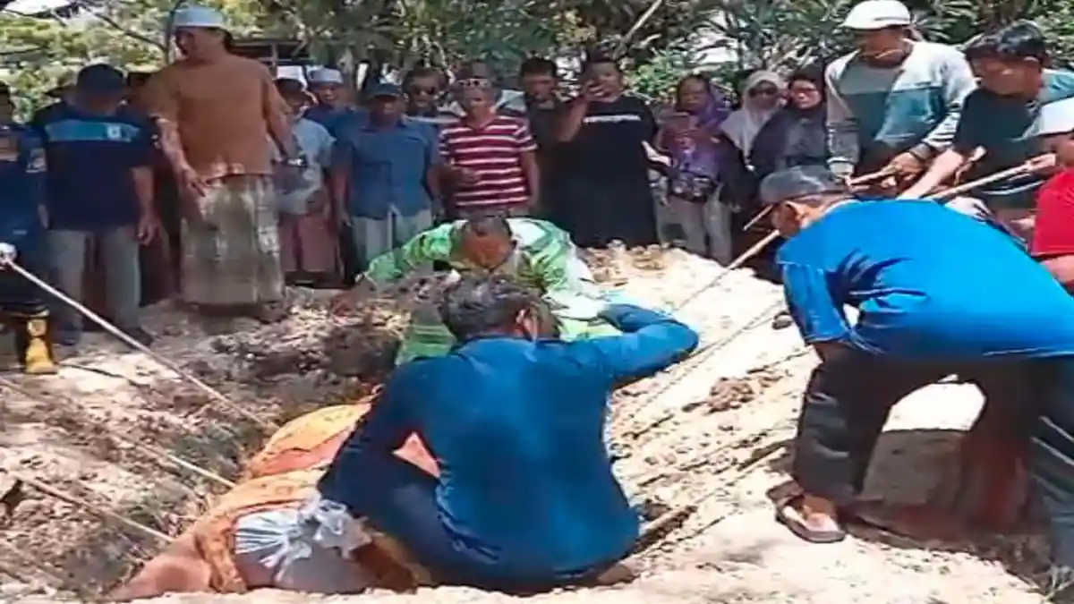 Tim Damkar Bantu Prosesi Pemakaman Wanita di Gresik, Kondisi Berat Badan 400 Kg jadi Kendala