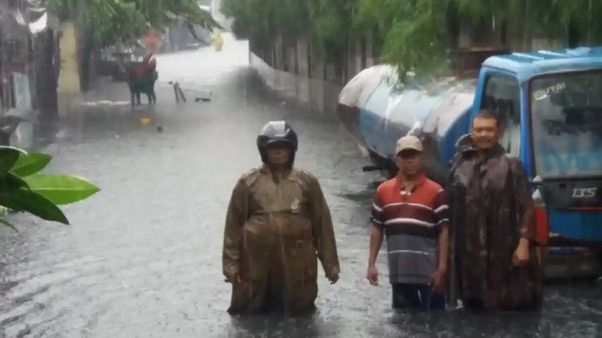 Hujan Deras Bikin Tiga Titik di Tegal Alur Tergenang Air