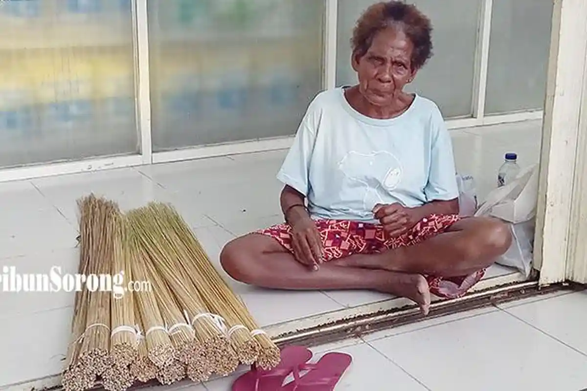 10 Tahun Keliling Teminabuan Sorong Selatan Jualan Sapu Lidi, Selfina Siap Wujudkan Kuliah Si Bungsu