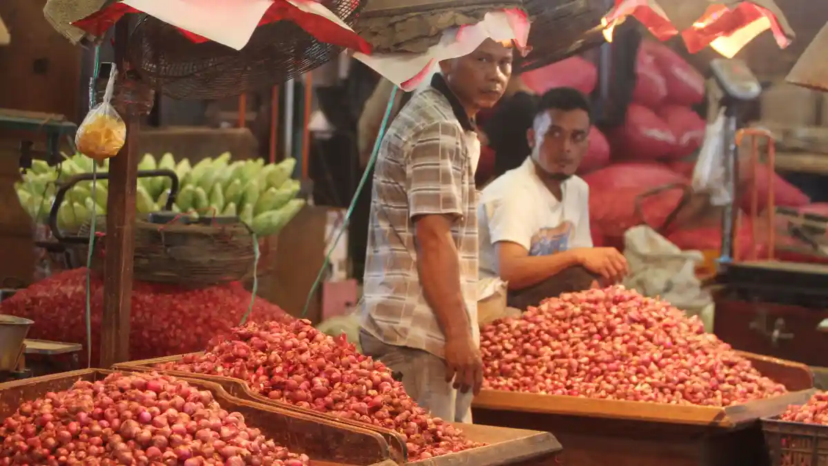 Protes Harga Bahan Pokok Naik Bersamaan, Emak-emak di Pasar Kramat Jati: Pusing, Mau Masak Apa