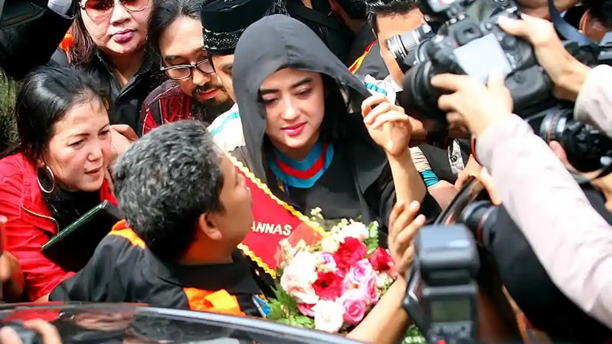 Ini Aksi Diam-diam Dewi Perssik di Penjara yang Mungkin Bikin Kepala Rutan Kecewa