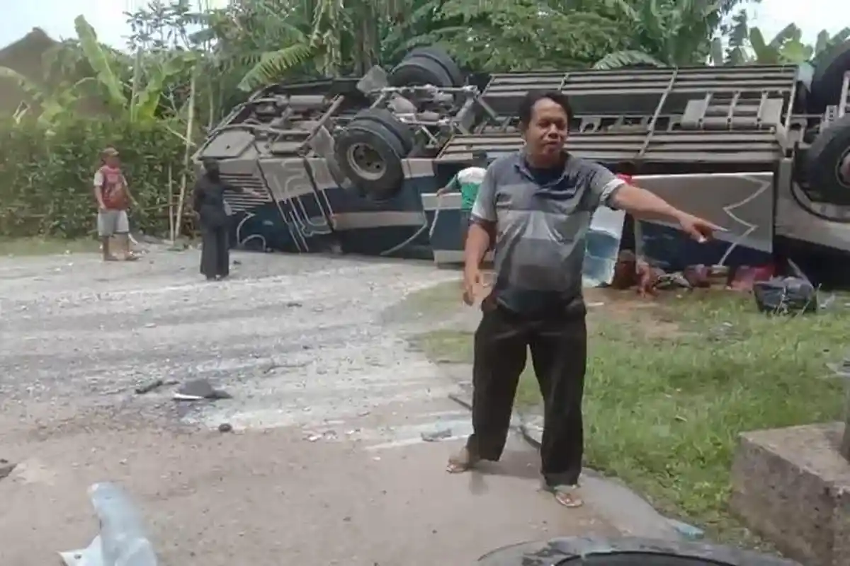 UPDATE Kecelakaan Bus Shantika di Tol Pemalang, Angkut 20 Penumpang, Dua Korban Meninggal Dunia