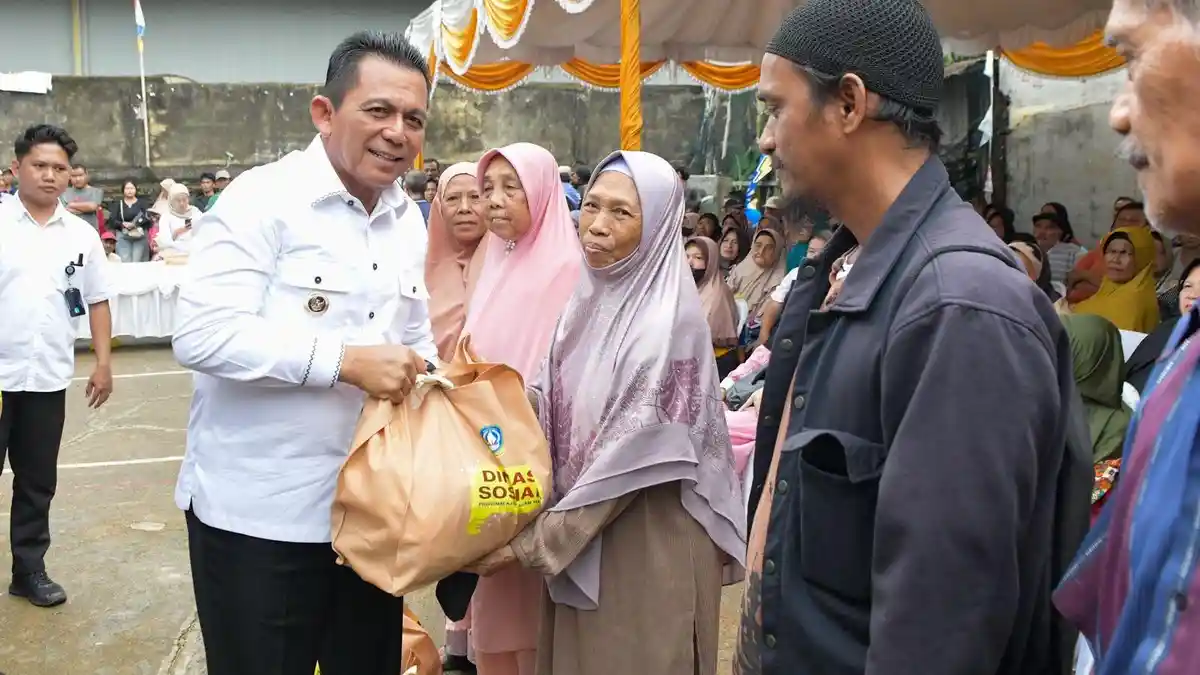 Gubernur Kepri Ansar Ahmad Serahkan 2.000 Paket Sembako Tahap II di Kota Tanjungpinang