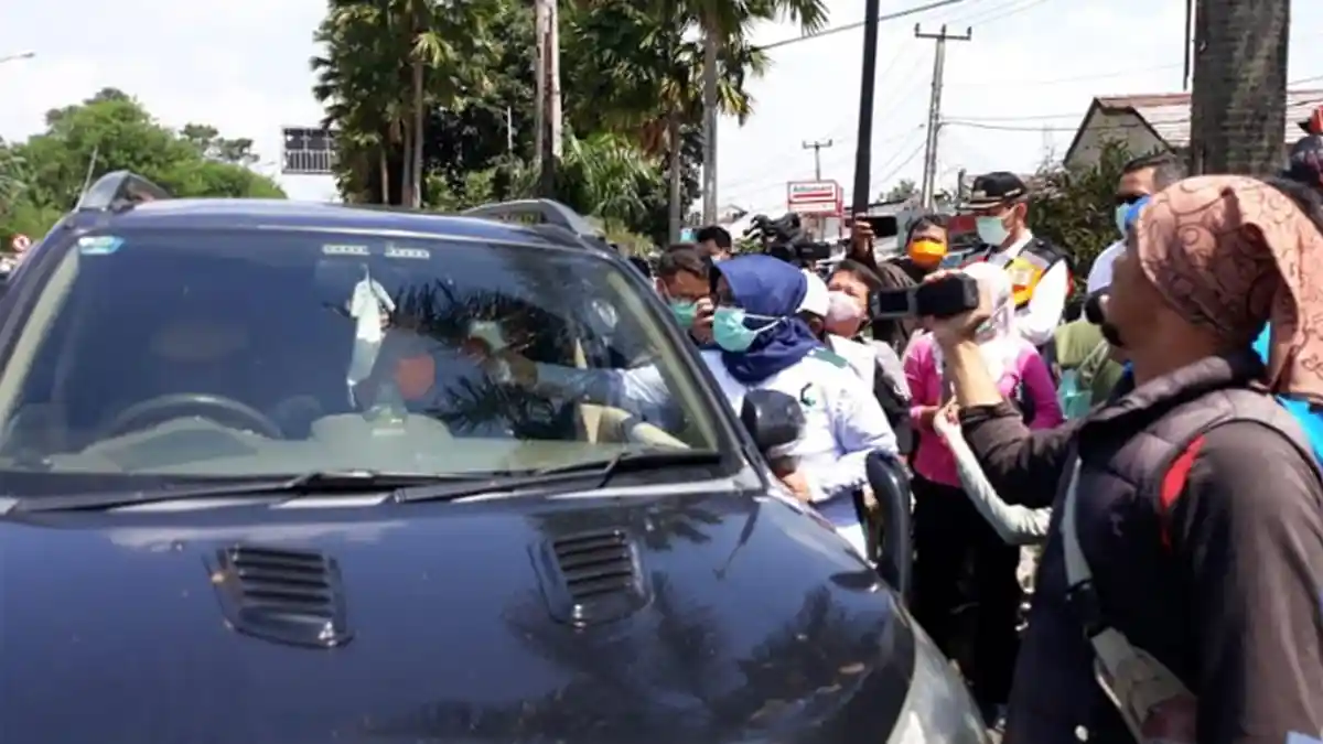 BREAKING NEWS - Bawa Alat Pengukur Suhu, Bupati Bogor Cegat Pengendara yang Menuju Puncak