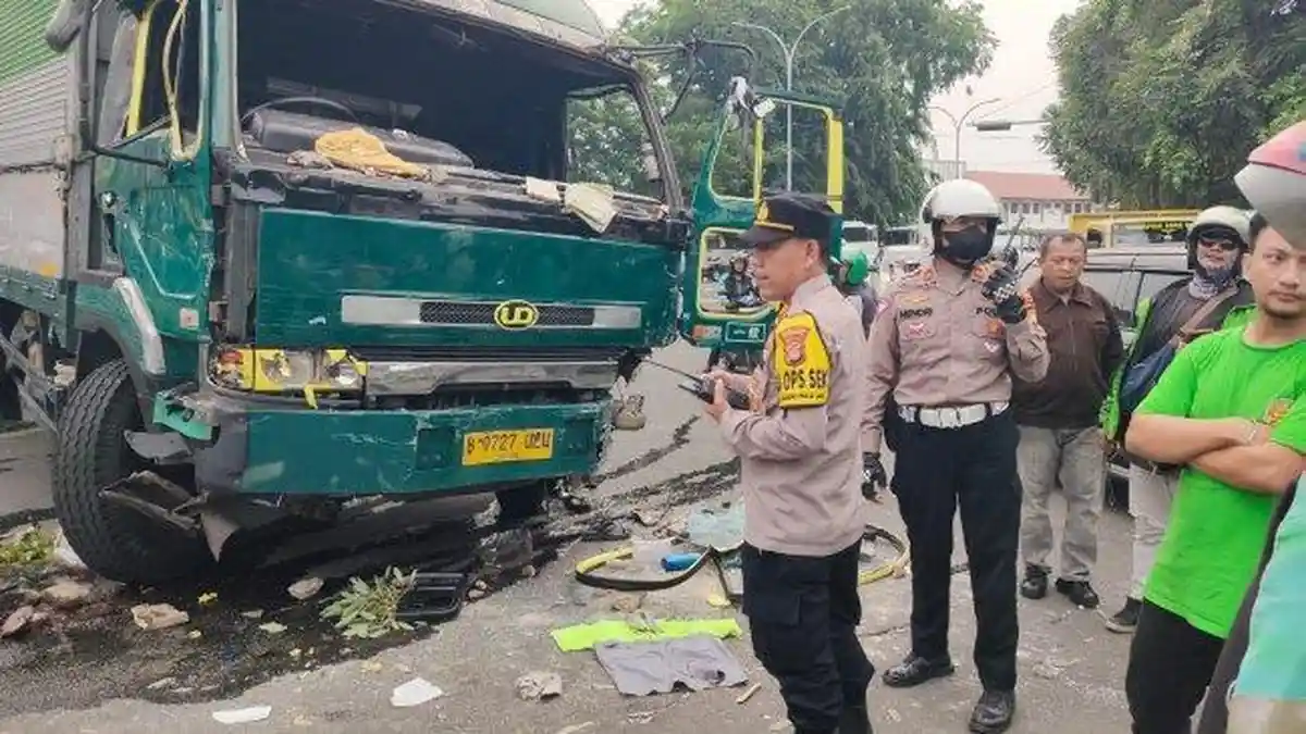 BREAKING NEWS: Tronton Ugal-ugalan Lindas Siswi, Tabrak 16 Mobil dan Sejumlah Motor di Tangerang