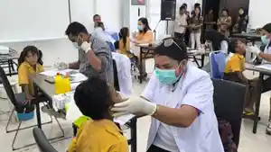 Tim-Dokter-Gigi-Malaka-saat-pemeriksaan-dan-pengobatan-gigi-anak-anak-di-Motamasin.jpg