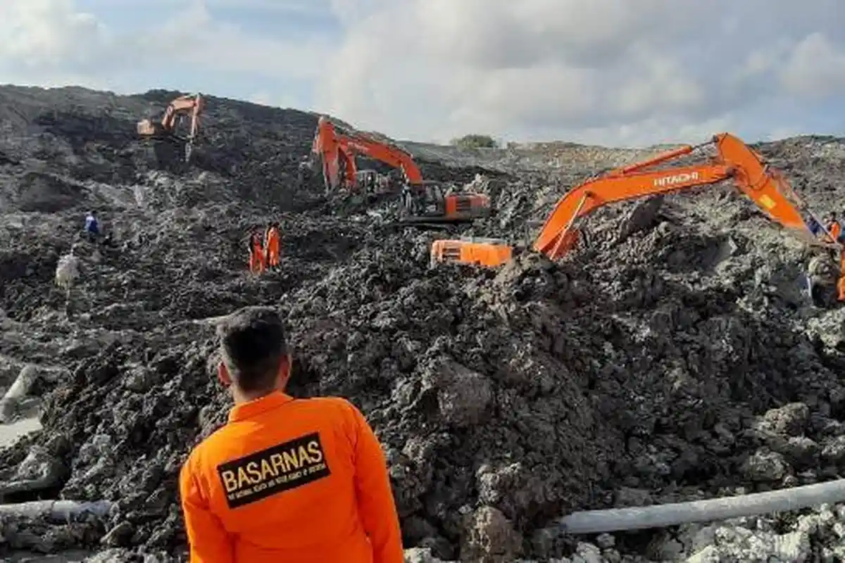 Dua Kendaraan Alat Berat Dikerahkan Dalam Proses Pecarian Dua Korban Tanah Longsor di Dusun Merante