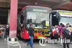 Suasana-keseruan-suporter-Timnas-Indonesia-menggunakan-shuttle-bus-menuju-ke-Stadion-GBT.jpg