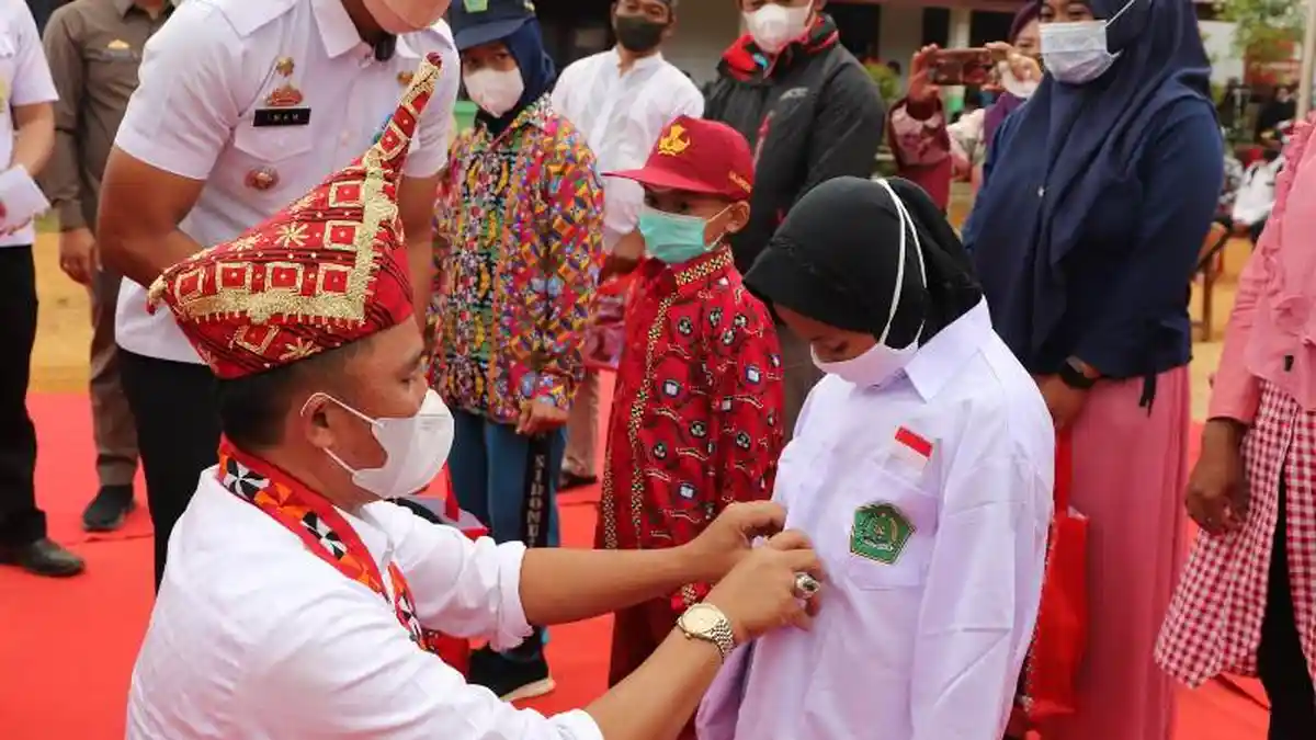 Bupati Lampung Barat Serahkan Bantuan Seragam Sekolah Gratis dan Insentif Guru Ngaji hingga Marbot