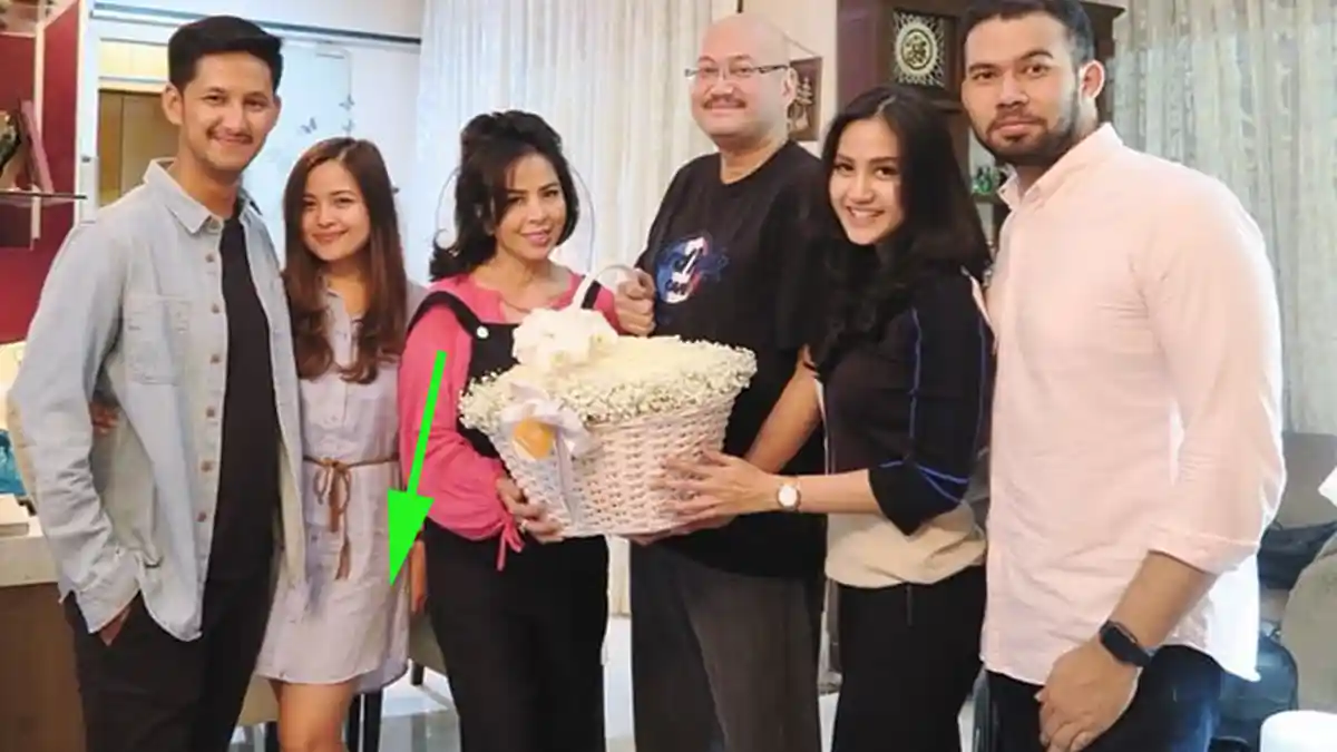 Ini Rahasia Tasya Kamila Agar Terlihat Lebih Tinggi Saat Foto Bareng Keluarganya, Ada-ada Aja!