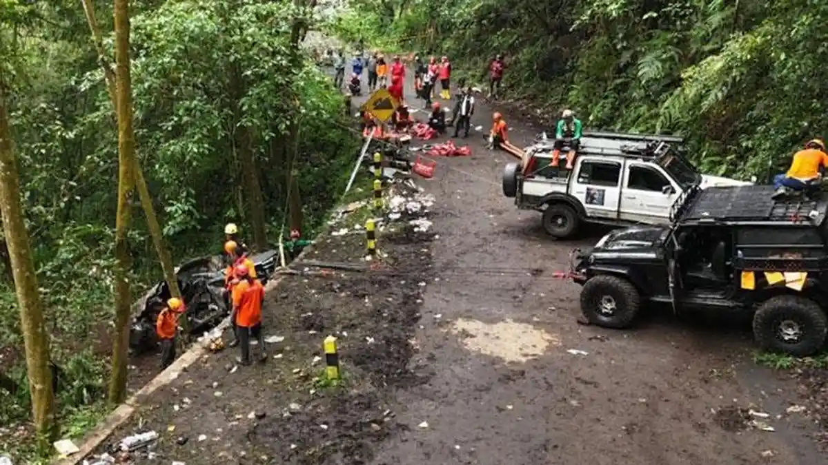 Masuk Jurang, 2 Mobil Korban Longsor Cangar Berhasil Dievakuasi, Libatkan Mobil Offroad 