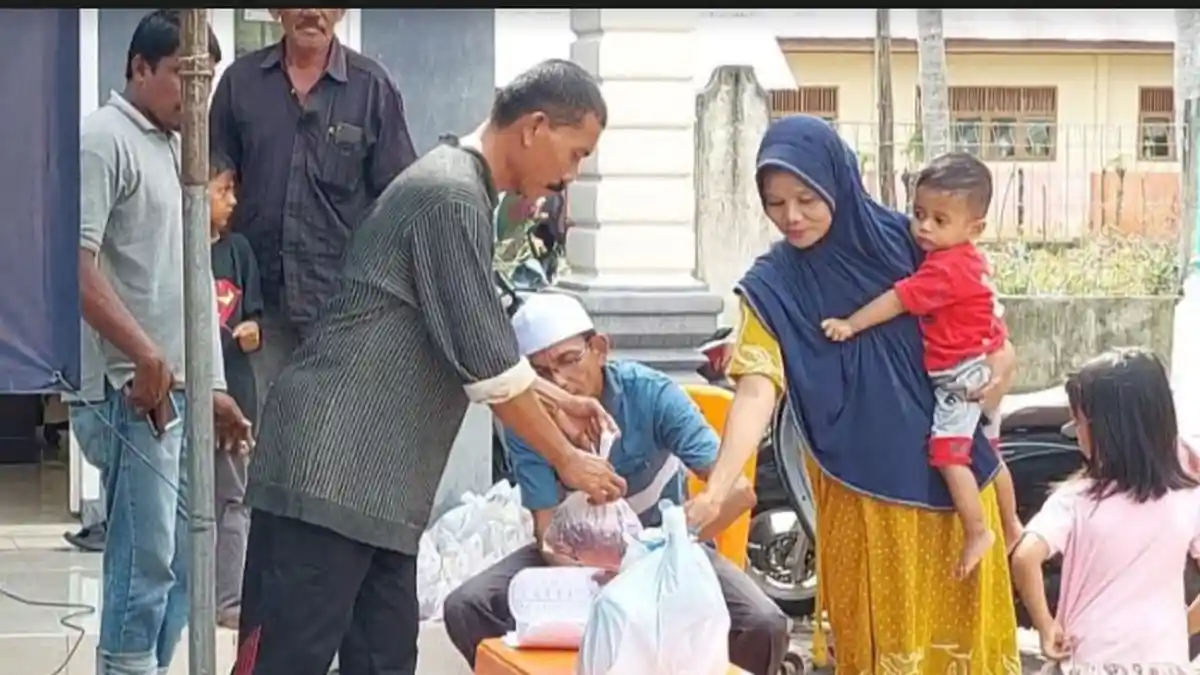Warga Rheum Timu Bireuen Terima Paket Meugang, Dananya Bersumber dari Laba Hasil Usaha BUMG 