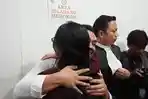 Mata Amsal Sitepu Berkaca-kaca dan Peluk Istrinya Lovia Sianipar setelah Divonis Bebas