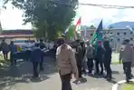 Personel-Polresta-Mamuju-saat-mengawal-jalanya-aksi-demonstrasi-dari-HMI-MPO-Mamuju.jpg