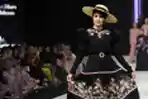 arumi-bachsin-melenggang-di-catwalk-surabaya-fashion-parade-2024_20240824_001224.jpg