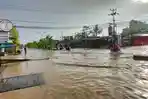 Warga-Sorong-Korban-Banjir-Pakai-Jalur-Alternatif.jpg