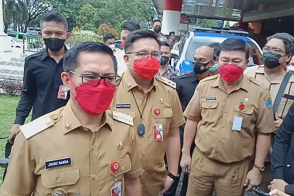 Joune - Kevin Gelar Pertemuan di Luar Kantor. Kantor Bupati Minut Kotor