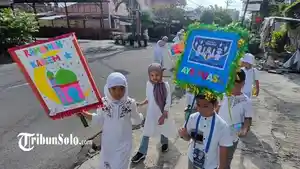 siswa-Al-Firdaus-Surakarta-bentangkan-poster-Ramadhan.jpg